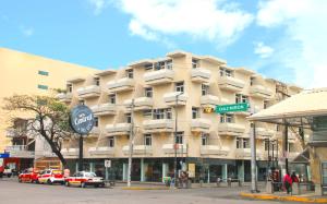 a building on a street with cars parked in front of it at Hotel Central in Veracruz