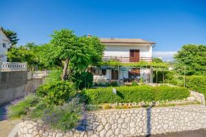 ロパールにあるApartments Marija & Linoの石壁の家