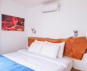Кровать или кровати в номере Rebetiko Hotel