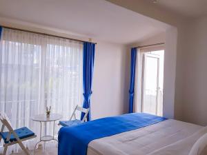 Кровать или кровати в номере Rebetiko Hotel