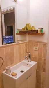 Ванная комната в Rebetiko Hotel