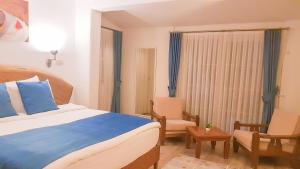 Кровать или кровати в номере Rebetiko Hotel