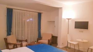 Телевизор и/или развлекательный центр в Rebetiko Hotel