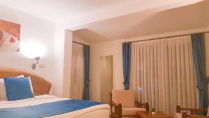 Кровать или кровати в номере Rebetiko Hotel
