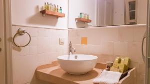 Ванная комната в Rebetiko Hotel