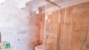Ванная комната в Rebetiko Hotel