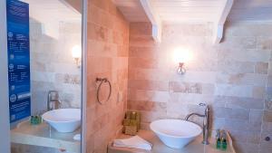 Ванная комната в Rebetiko Hotel