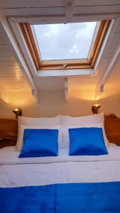 Кровать или кровати в номере Rebetiko Hotel