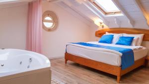 Кровать или кровати в номере Rebetiko Hotel