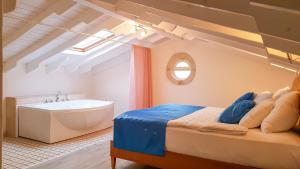 Гостиная зона в Rebetiko Hotel