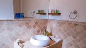 Ванная комната в Rebetiko Hotel