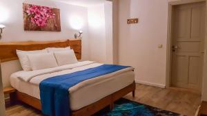 Кровать или кровати в номере Rebetiko Hotel