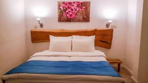 Кровать или кровати в номере Rebetiko Hotel