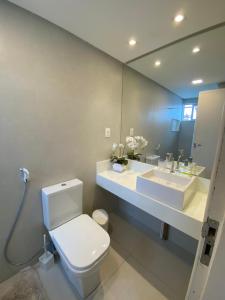 ein Badezimmer mit einem WC, einem Waschbecken und einem Spiegel in der Unterkunft Excelente Apto em Área HOSPITALAR - St Joana, R Portugues, Memorial, Hope, Hapvida in Recife