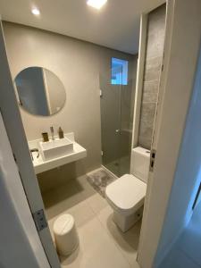 ein Badezimmer mit einem Waschbecken, einem WC und einem Spiegel in der Unterkunft Excelente Apto em Área HOSPITALAR - St Joana, R Portugues, Memorial, Hope, Hapvida in Recife