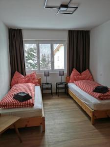 Postel nebo postele na pokoji v ubytování Ferienwohnung Pontresina - Chesa Andrea - Gartensitzplatz