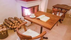 Гостиная зона в Rebetiko Hotel