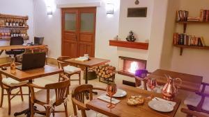 Гостиная зона в Rebetiko Hotel