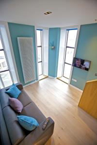 A seating area at Northlight Apartments - The Lookout