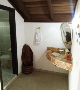 Ένα μπάνιο στο Linda casa c/ piscina e conforto próximo do Mar
