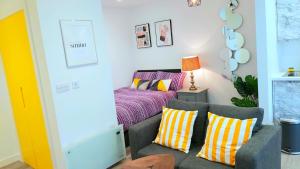 Un pat sau paturi într-o cameră la Lovely Studio Serviced Apartment Sheffield City Centre - Netflix, WiFi, Digital TV