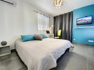 1 dormitorio con 1 cama grande y pared azul en Villa SEA VIEW, 5 min from the beach, overlooking the caribbean sea, private pool en Friar's Bay
