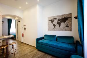 una sala de estar con un sofá azul y un mapa en la pared en Apartments and Suites 5 Terre La Spezia, en La Spezia