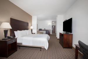 Et tv og/eller underholdning på Holiday Inn Express Hotel & Suites Lander, an IHG Hotel