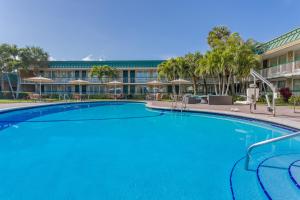 Swimmingpoolen hos eller tæt på Ocean Breeze Inn Vero Beach