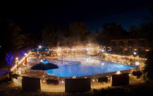una gran piscina con luces por la noche en Riverside Hotel, BW Premier Collection, en Boise