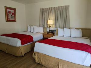 Una cama o camas en una habitación de Crown Inn