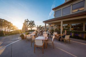 Seascape Beach Resort tesisinde bir restoran veya yemek mekanı