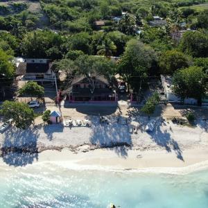 uma vista aérea de uma praia com um resort em Tropic ecolodge em Punta Rucia