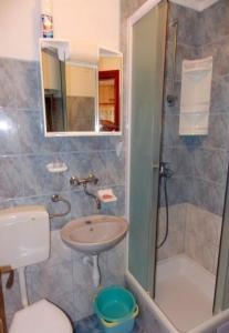 y baño con lavabo, aseo y ducha. en Apartments Darko - 100m from sea, en Vir