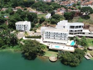 una vista aérea de un gran edificio junto al agua en Hotel Beira Rio, en Piraju
