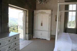 1 dormitorio con 1 cama, vestidor y ventana en Franschhoek Pass Villa, en Franschhoek