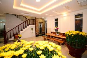 a bunch of yellow flowers in a living room at Nhà nghỉ Hùng Hoa in Phan Thiet