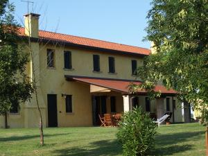 una casa con techo rojo y patio en Agriturismo Zennare, en Chioggia