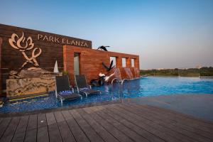 Bazén v ubytování Hotel Park Elanza Coimbatore nebo v jeho okolí