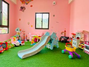 una habitación llena de juguetes y un tobogán en Tongxin Homestay, en Puli