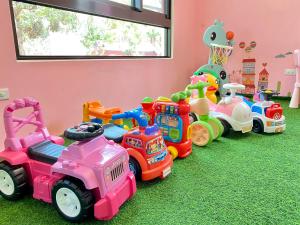 un grupo de juguetes en el suelo en una habitación en Tongxin Homestay, en Puli