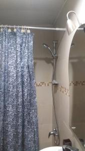 een badkamer met een douchegordijn en een wastafel bij small apartment in Santo Domingo