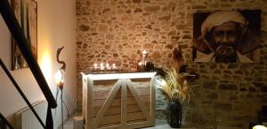 Ein Altar mit Kerzen und ein Gemälde eines Mannes in der Unterkunft La grange du bois in Fresnicourt-le-Dolmen