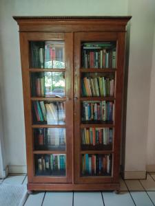 Perpustakaan di rumah tamu ini