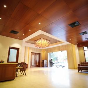 a large lobby with a chandelier and a room at Regency Square Hotel in Gwalior +49 photos