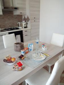 een tafel met eten in de keuken bij Appartamento a Mondello in Mondello