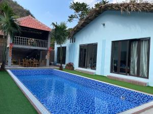 uma piscina em frente a uma casa em An Bungalow - Mai Châu em Hòa Bình