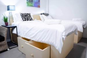 Postel nebo postele na pokoji v ubytování Radlett Residences Hotel - Tuguegarao