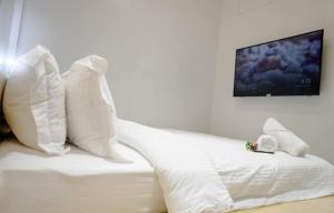 Postel nebo postele na pokoji v ubytování Radlett Residences Hotel - Tuguegarao