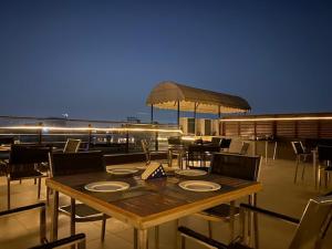 d'une table et de chaises en bois sur le balcon. dans l'établissement Ebony Boutique Hotel, à Hyderabad